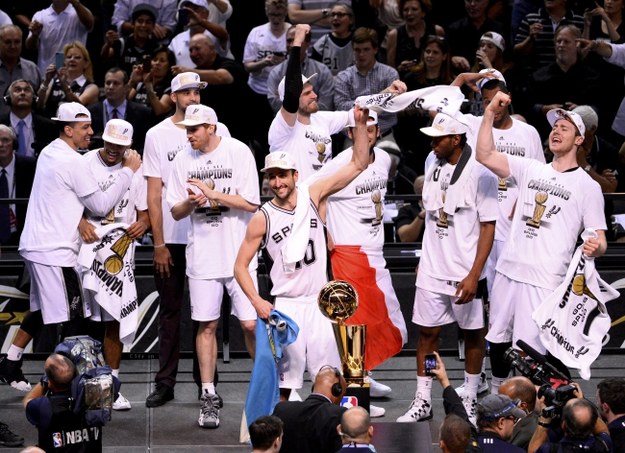 San Antonio Spurs po raz piąty zdobyli mistrzostwo NBA /ASHLEY LANDIS /PAP/EPA