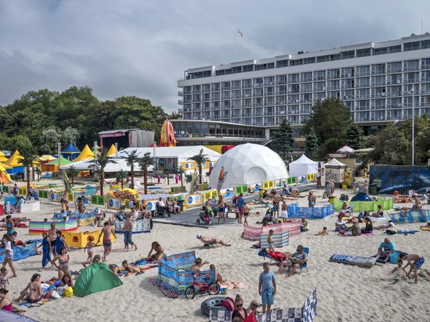 Sanatorium Błatyk i plaża w Kołobrzegu /Jerzy Ochoński   /PAP