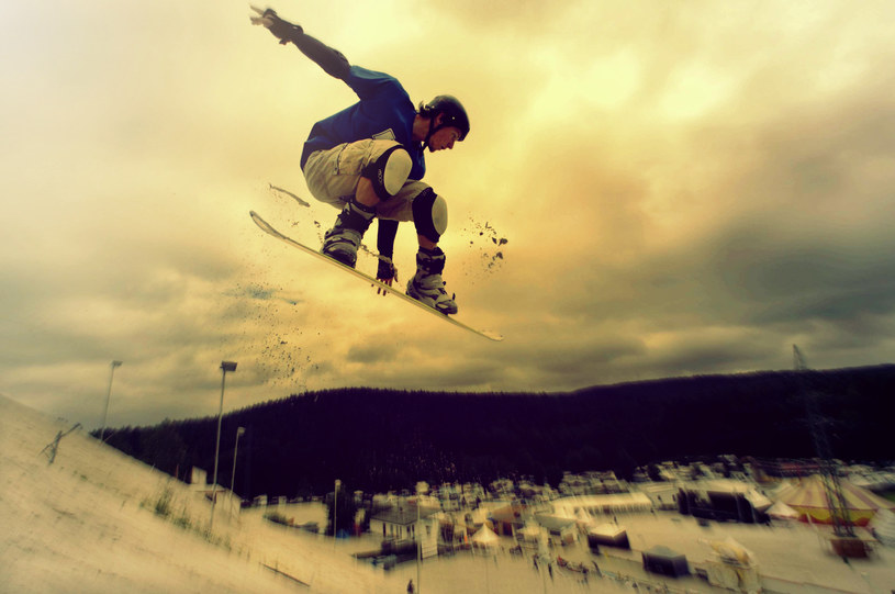 Sandboarding to doskonała letnia alternatywa dla deski snowboardowej /AFP