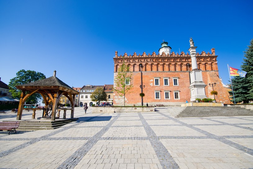 Sandomierz. Jedną z najbardziej charakterystycznych budowli  starego miasta jest ratusz  z przełomu XIV i XV w. /123RF/PICSEL