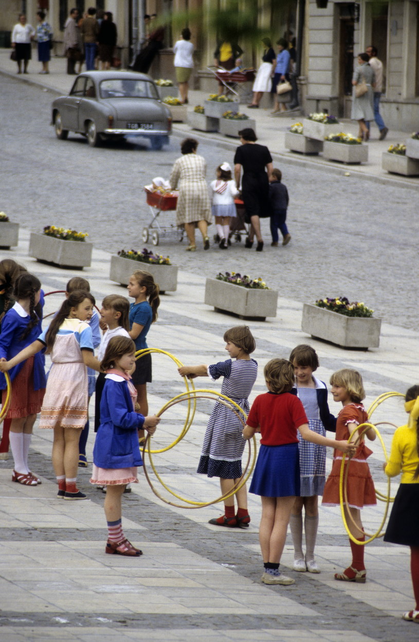 Sandomierz, lata 70. Rynek, dzieci szkolne bawia sie z hula hoop /Chris Niedenthal/FORUM /Agencja FORUM
