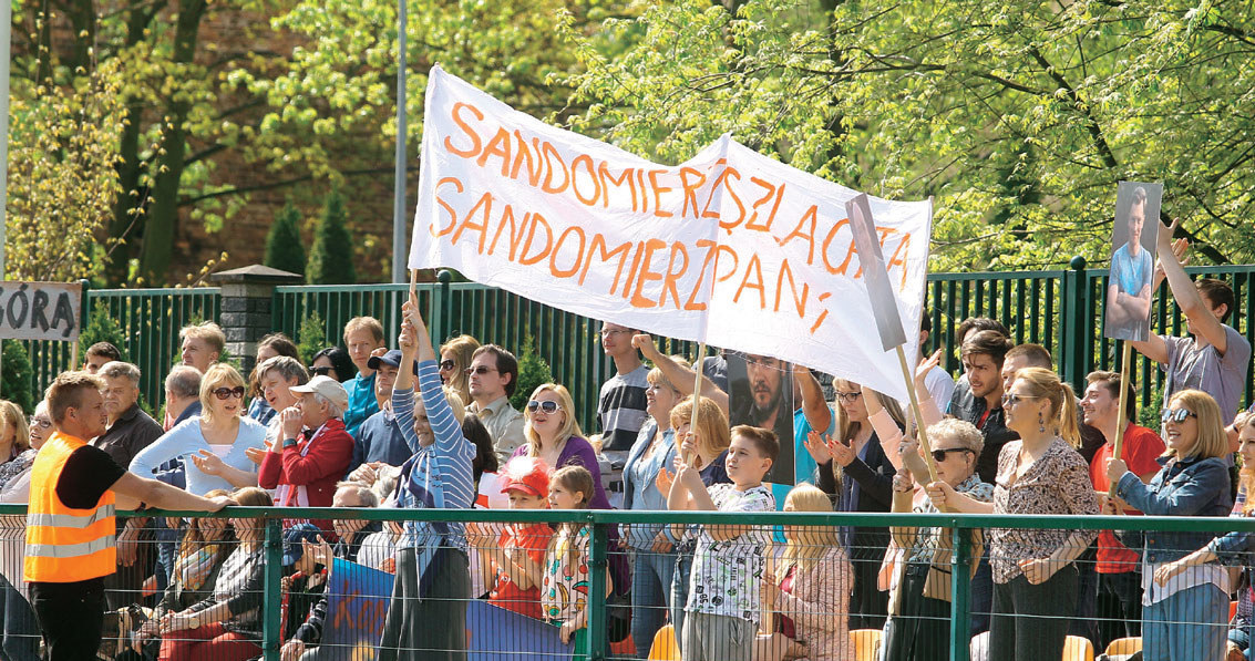 „Sandomierz szlachta, Sandomierz pany! Kielce będą lizać rany!” – to jedno z haseł, które powiewać będą nad zorganizowaną przez Natalię strefą kibica /Świat Seriali