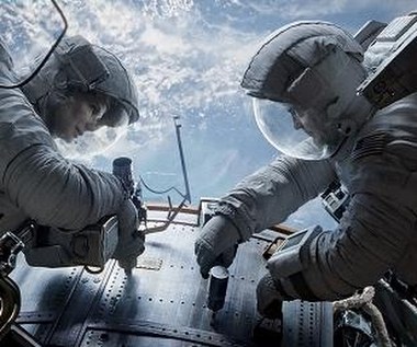 Sandra Bullock i George Clooney w scenie z filmu "Grawitacja"