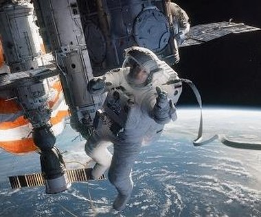 Sandra Bullock w scenie z filmu "Grawitacja"