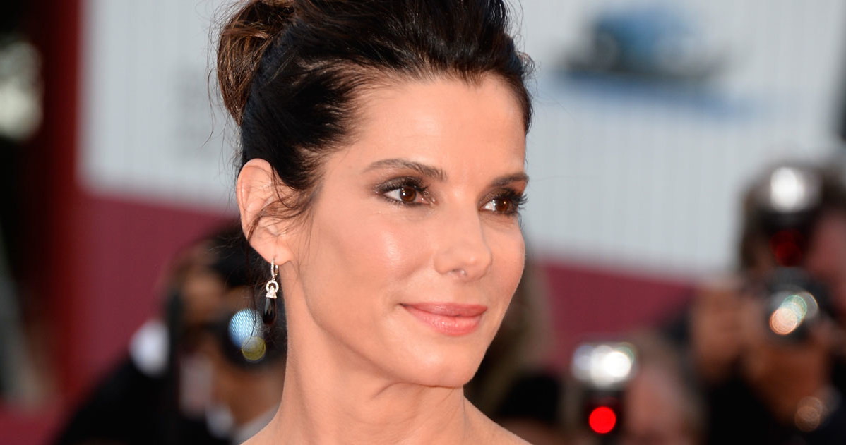 Sandra Bullock wygląda rewelacyjnie. Jej ramiona, łydki i pośladki wzbudzają zazdrość młodszych koleżanek /Getty Images/Flash Press Media