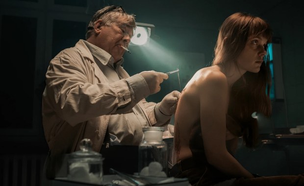 Sandra Drzymalska jako słynna przyrodniczka. Jest zwiastun filmu o Simonie Kossak