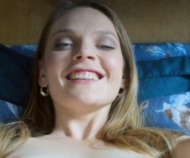  Sandra Drzymalska to jedna z najbardziej rozchwytywanych polskich aktorek młodego pokolenia. W 2017 roku ukończyła Akademię Sztuk Teatralnych im. Stanisława Wyspiańskiego w Krakowie, ale stale grać zaczęła już wcześniej. W 2014 roku Nastazja Gonera zaprosiła ją do udziału w etiudzie "Raj" według sztuki Dirka Dobbrowa. Chwilę później pojawiła się w "Listach do M2" i w "Smoleńsku", gdzie przemknęła przed kamerą jako dziewczyna protestująca przeciwko pochowaniu Lecha Kaczyńskiego na Wawelu.