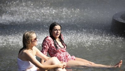 Sanepid ostrzega: Chłodzenie się w fontannach niesie ryzyko dla zdrowia