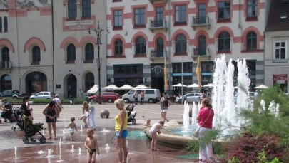 Sanepid ostrzega: Nie kąpcie się w fontannach, to siedliska brudu