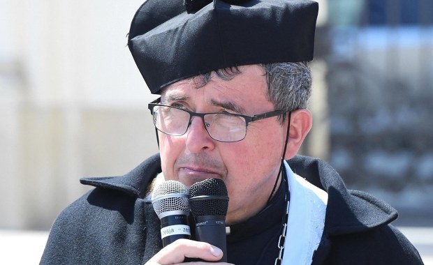 Sanepid reaguje na "cudowną wodę" ks. Natanka