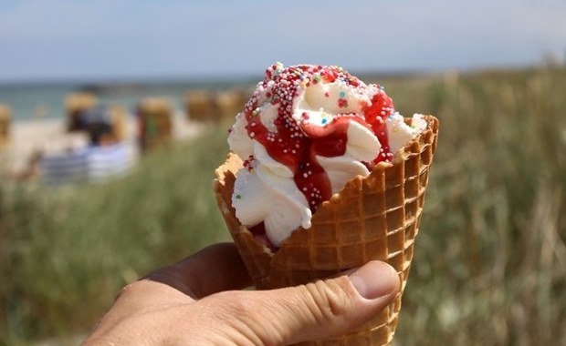 Sanepid ujawnia: Bakterie w lodach z popularnych nadmorskich miejscowości