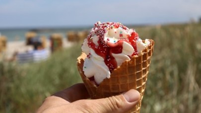 Sanepid ujawnia: Bakterie w lodach z popularnych nadmorskich miejscowości