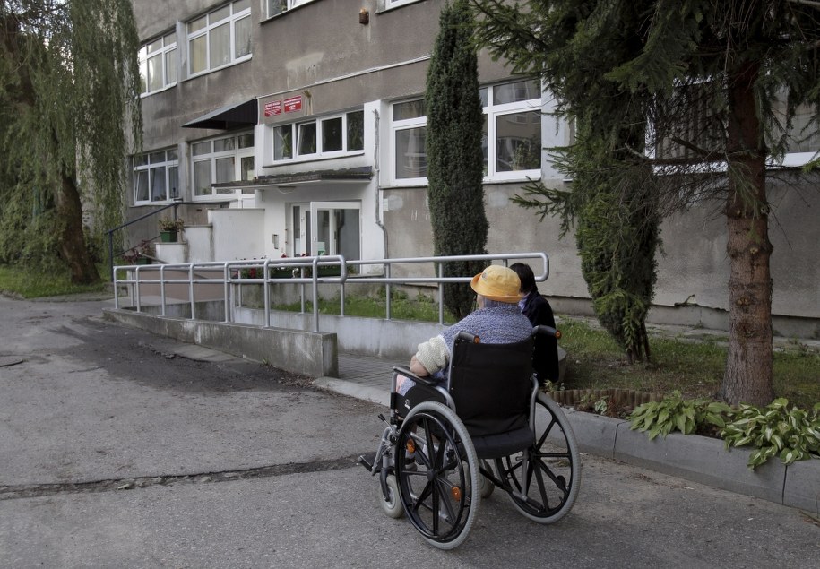 Sanepid w Olsztynie bada przyczyny masowego zatrucia pokarmowego pacjentów szpitala w Dobrym Mieście i podopiecznych Domu Pomocy Społecznej /Tomasz Waszczuk /PAP