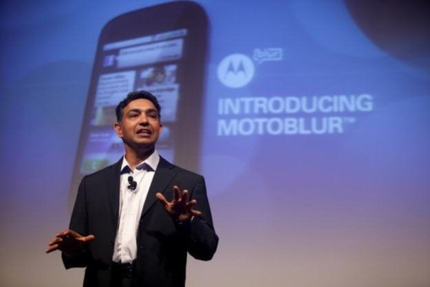 Sanjay Jha, szef Motorola Mobile Devices, przedstawia platformę społecznościową MOTOBLUR /AFP