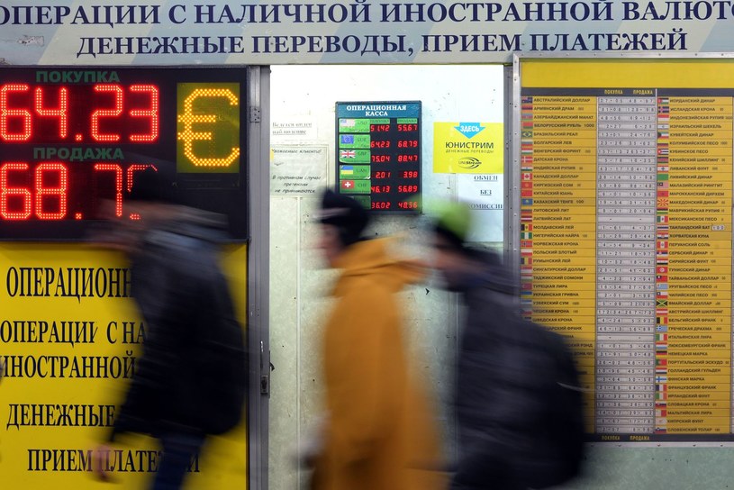 Sankcje druzgocąco uderzają w rosyjską gospodarkę /AFP