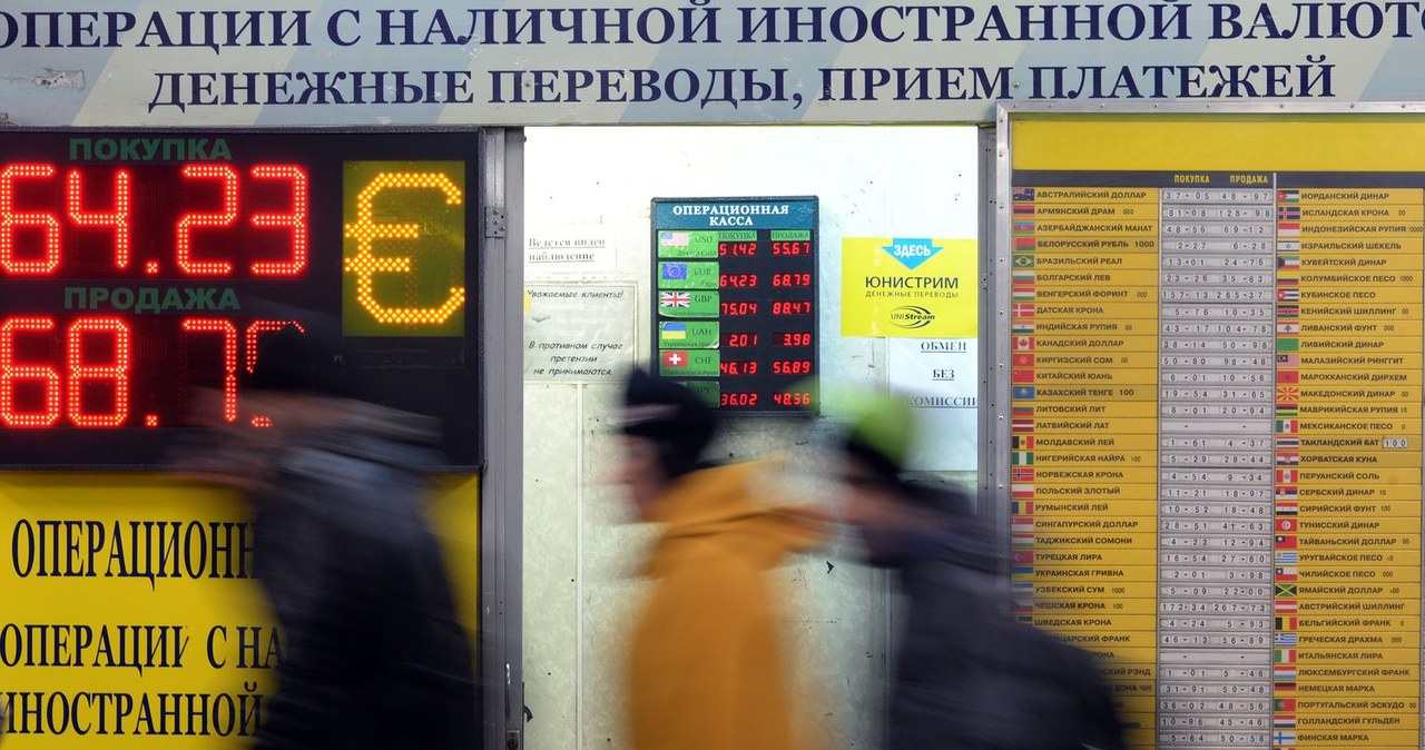Sankcje druzgocąco uderzają w rosyjską gospodarkę /AFP
