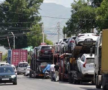 Sankcje? Nie szkodzi. Rosjanie znaleźli sposób, jak ściągać auta z USA