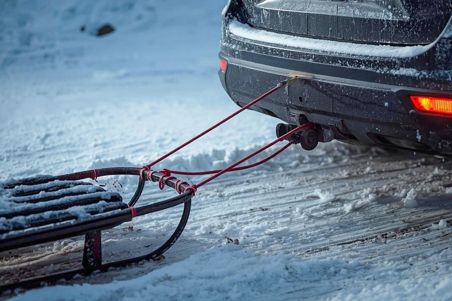 Tragedia podczas kuligu. Mężczyzna uderzył głową w słup energetyczny
