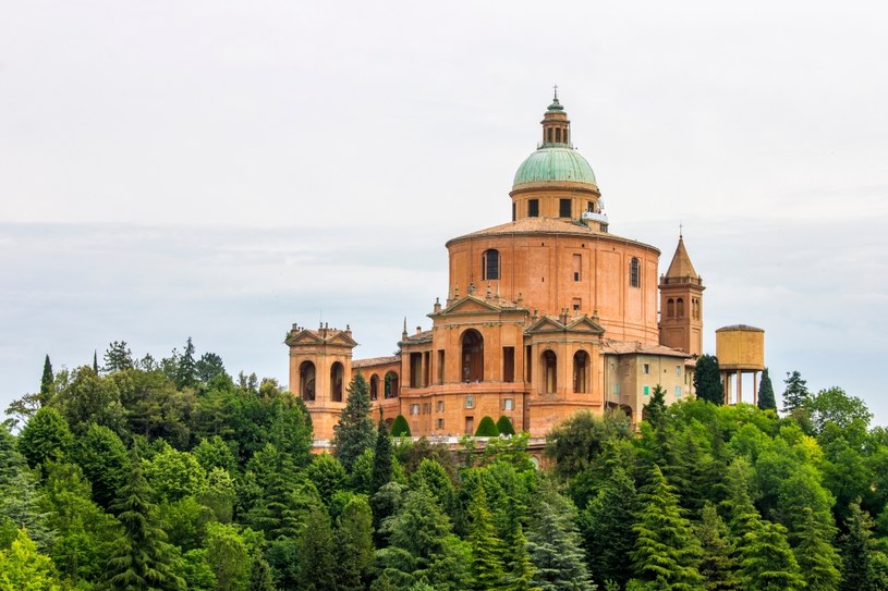 Sanktuarium Madonna di San Luca znajduje się na malowniczym wzgórzu nieopodal Bolonii /123RF/PICSEL