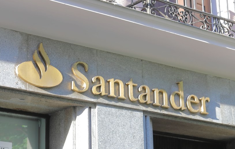 Santander odracza dywidendy, tnie pensje prezesów. /123RF/PICSEL