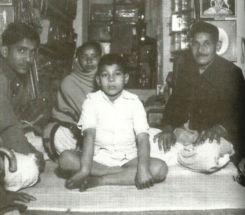 Santi Dewi odwiedza męża z poprzedniego wcielenia, Kedara Natha (siedzi po prawej) w jego sklepie w Mathurze. Z lewej syn Ludgi Dewi Naunita Lal, w środku jej "wnuczek" / zdjęcie: Archiwum Fundacji Nautilus /archiwum prywatne