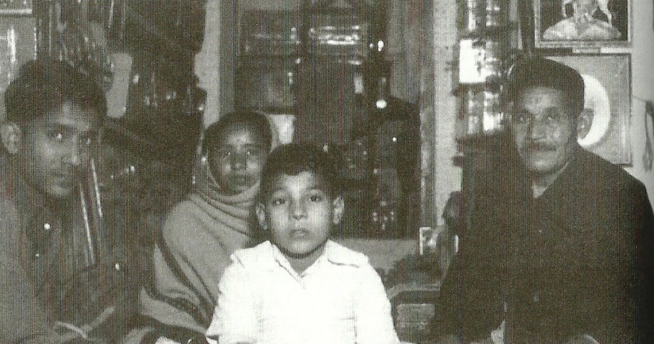 Santi Dewi odwiedza męża z poprzedniego wcielenia, Kedara Natha (siedzi po prawej) w jego sklepie w Mathurze. Z lewej syn Ludgi Dewi Naunita Lal, w środku jej "wnuczek" / zdjęcie: Archiwum Fundacji Nautilus /archiwum prywatne