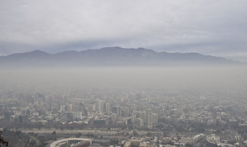 Santiago stało się jednym z najbardziej zanieczyszczonych miast Ameryki Łacińskiej /AFP