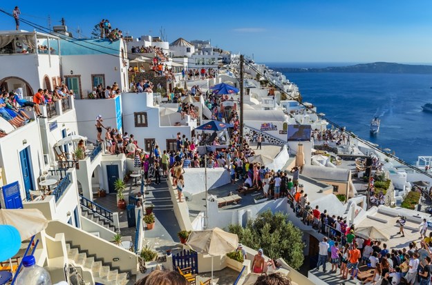 Santorini w okresie wakacyjnym /Shutterstock