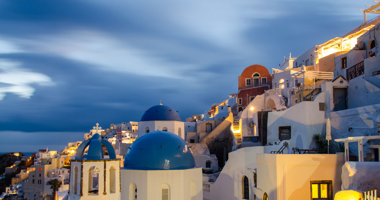Santorini wieczorową porą /123RF/PICSEL