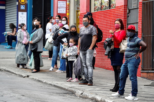 Sao Paulo. Mieszkańcy oczekujący na miejski autobus /PAP/EPA/SEBASTIAO MOREIRA /PAP/EPA