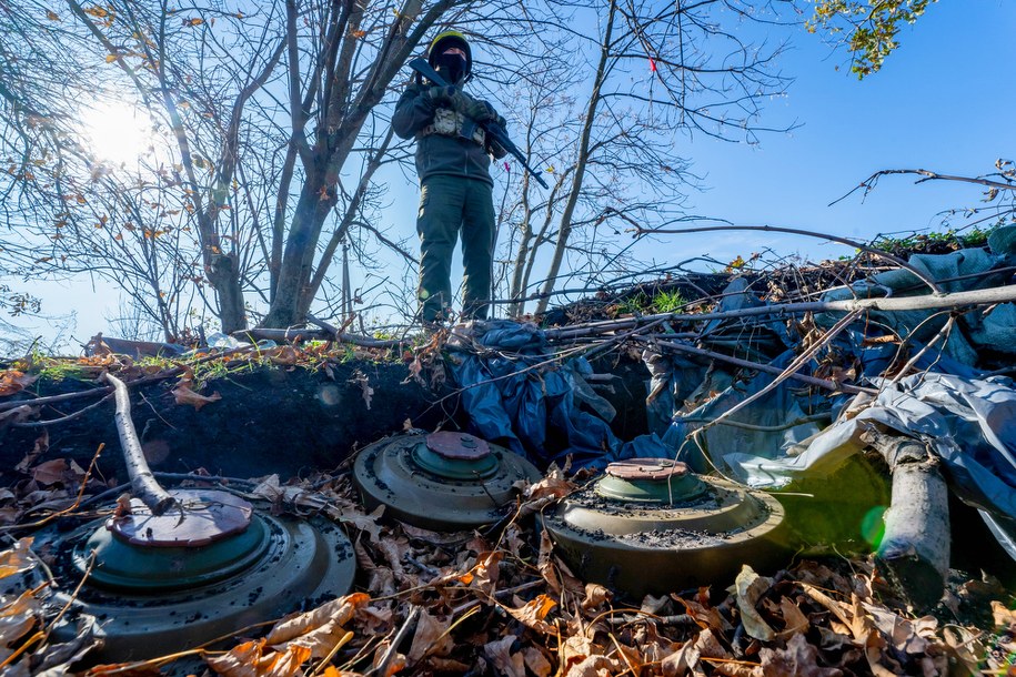 Saper Gwardii Narodowej podczas rozminowywania pola uprawnego /Mykola Kalyeniak /PAP