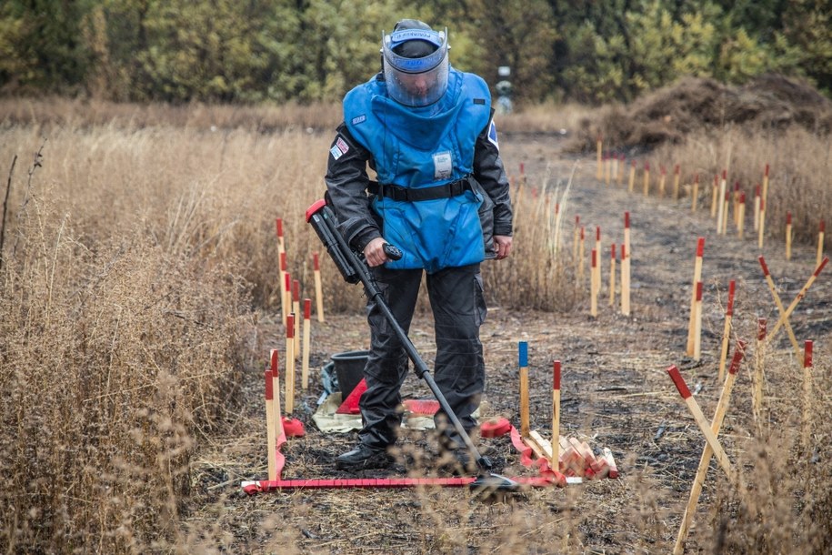 Saper podczas sprawdzania pola /©European Union/ECHO /Materiały prasowe