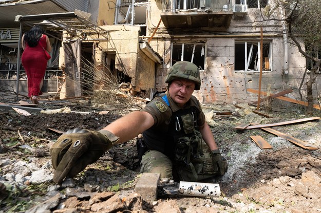 Saper usuwa odłamki rosyjskiej rakiety, która uderzyła w jeden z domów w Charkowie /Mykola Kalyeniak /PAP
