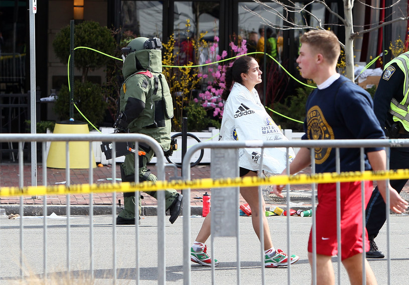 Saper z bostońskiej policji w poszukiwaniu materiałów wybuchowych /AFP