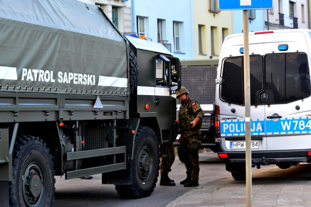 Saperzy i policja na miejscu akcji / 	Marcin Bielecki    /PAP