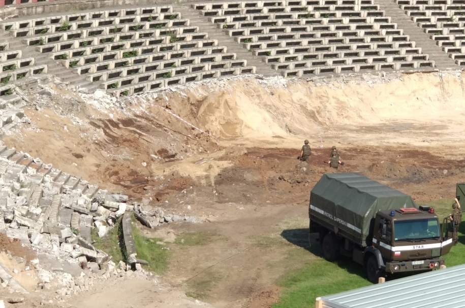 Saperzy na terenie remontowanego stadionu Pogoni Szczecin /UM Szczecin /
