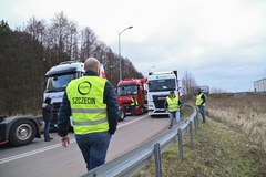 Saperzy podczas akcji u protestujących kierowców samochodów ciężarowych w Szczecinie