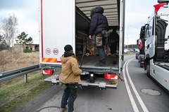 Saperzy podczas akcji u protestujących kierowców samochodów ciężarowych w Szczecinie