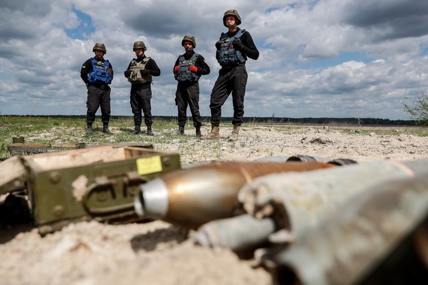 Saperzy podczas przygotowań do detonacji niewybuchów w okolicach Borodzianki w obwodzie kijowskim /Viacheslav Ratynskyi /PAP