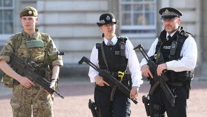 Saperzy przeszukują dom nieopodal Manchesteru. Policja ewakuowała okolicę