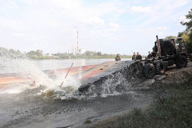 Saperzy rozpoczęli wczoraj montaż mostu pontonowego przez Wisłę w stolicy / 	Tomasz Gzell    /PAP