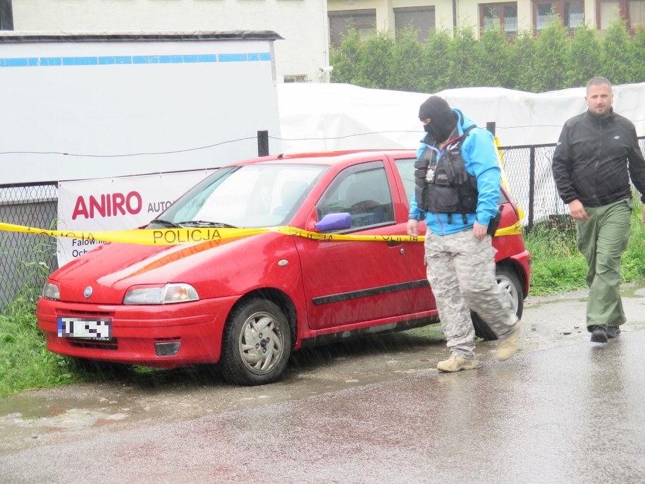 Saperzy sprawdzają teraz samochód, należący do kobiety /Maciej Pałahicki /RMF FM