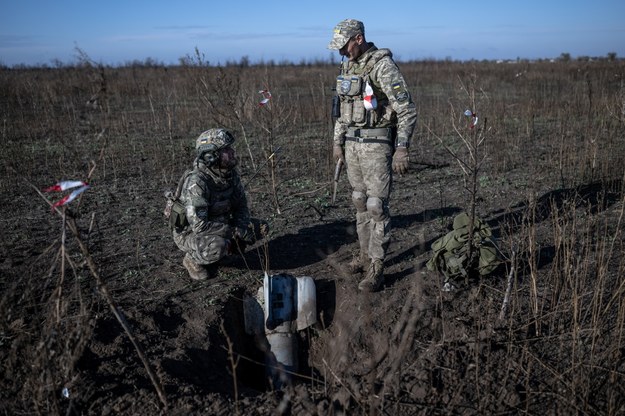 Saperzy ukraińskich sił zbrojnych sprawdzają obszar pod kątem min i pocisków w obwodzie chersońskim, /Viacheslav Ratynskyi /PAP