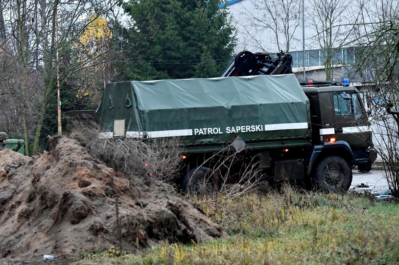 Saperzy w miejscu znalezienia bomby lotniczej w Policach / 	Marcin Bielecki    /PAP