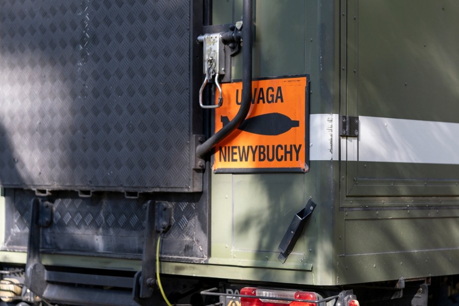 Saperzy z 15. Gołdapskiego Pułku Przeciwlotniczego zneutralizowali niewybuch, który wrósł w drzewo /Shutterstock