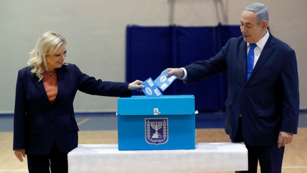 Sara Netanjahu i Benjamin Netanjahu głosują w wyborach /ATEF SAFADI / POOL /PAP/EPA