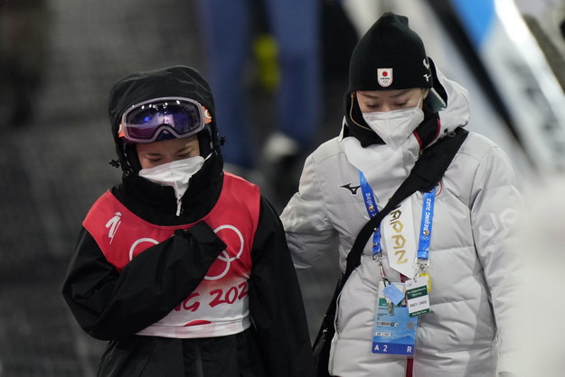 Sara Takanashi (z lewej) po dyskwalifikacji w olimpijskim konkursie /KIMIMASA MAYAMA /PAP/EPA