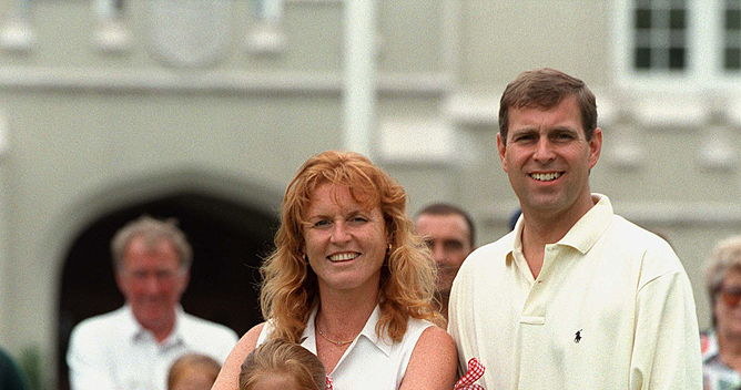 Sarah Ferguson z księciem Andrzejem i córkami w 2004 roku /Tim Graham Photo Library /Getty Images