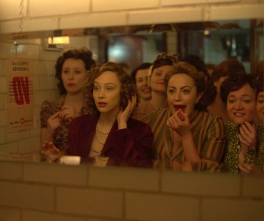 Sarah Gadon i Bel Powley w filmie "Randka z królową"