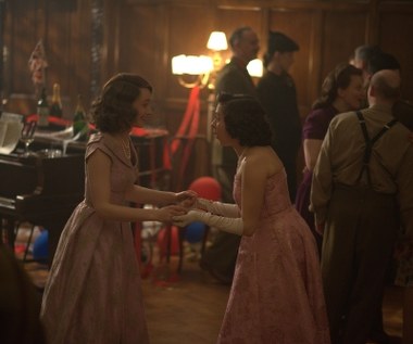 Sarah Gadon i Bel Powley w filmie "Randka z królową"